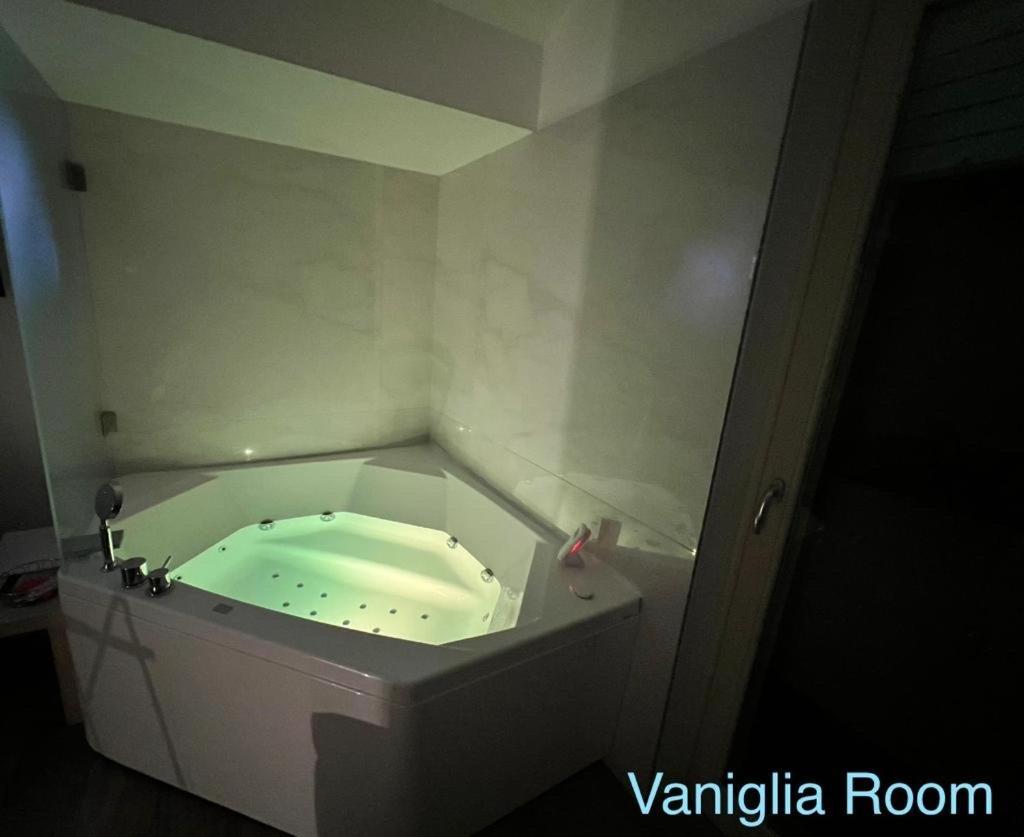 Essence Domus Vaniglia Matera Bagian luar foto